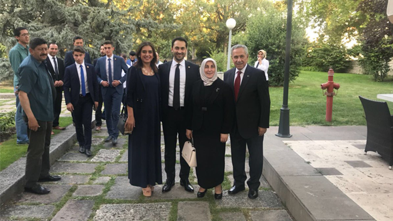 Bülent Arınç oğlunun sevincine ortak oldu