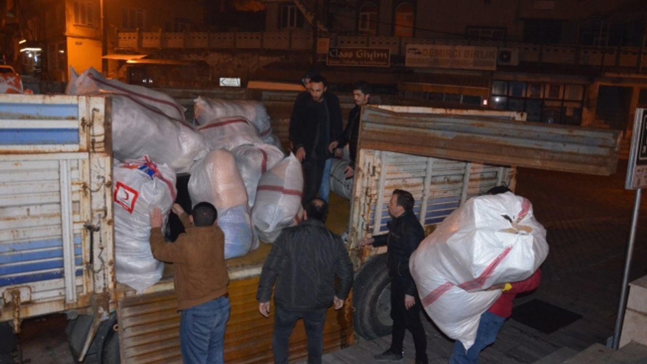 Demirci'den Elazığ ve Malatya'ya 1 kamyon yardım