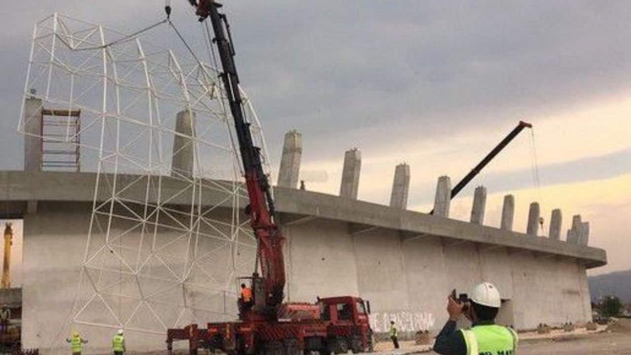 Akhisar Stadyumunda Çatı Montajı Başladı