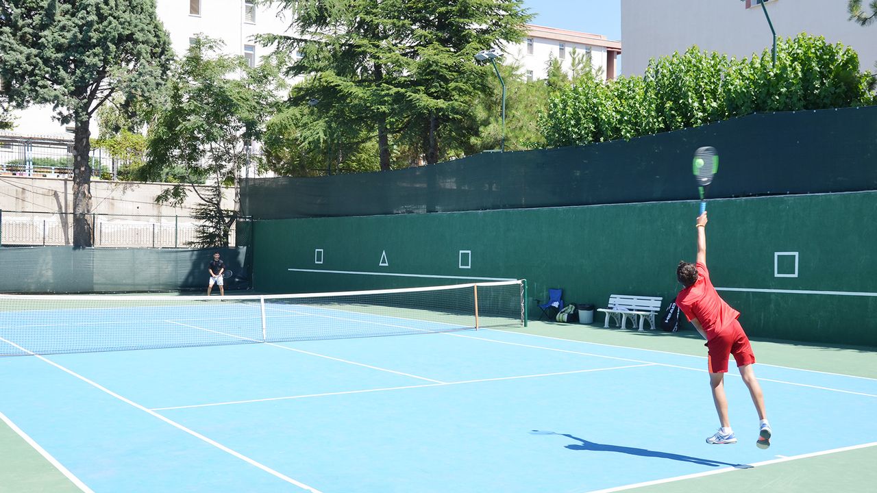 Manisa'da Tenis Turnuvası başladı