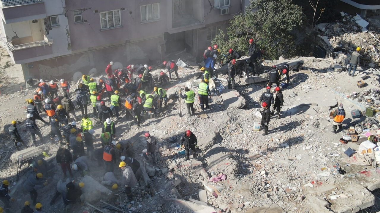 Büyükşehir'den deprem bölgesinde arama-kurtarma ve altyapı için yoğun çalışma