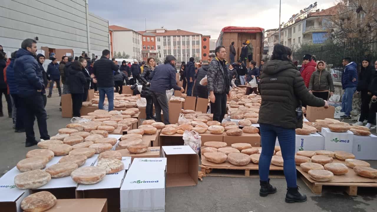 Salihli’den deprem bölgesine on binlerce ekmek gönderildi  