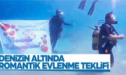 Deniz altında afişli evlenme teklifi etti