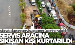 Servis aracının üzerine istinat duvarı çöktü!