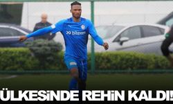 1. Lig ekibinin futbolcusu ülkesinde rehin kaldı!