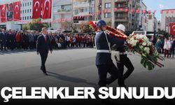 Kutlamalar başlasın… Çelenkler sunuldu