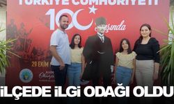 Atatürk maketiyle fotoğraf çektirebilmek için sıraya girdiler