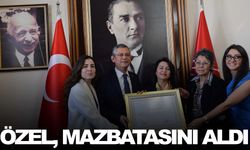 CHP Genel Başkanı Özel mazbatasını aldı
