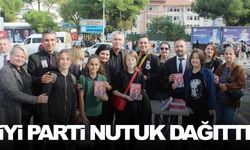 İYİ Parti gençlere Nutuk dağıttı