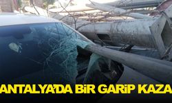 Antalya’da bir garip kaza… Olayla alakaları yok ama araçları zarar gördü