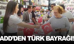 ADD Türk Bayrağı dağıttı