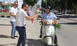 Şehzadeler Belediyesi kabristanda 2 bin karanfil dağıttı