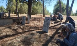 Selendili vatandaşlar bayram öncesi mezarlıklara akın etti