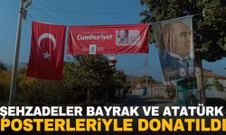 Şehzadeler’de meydanlar bayraklarla donatıldı