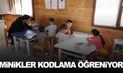 Yunusemre’de miniklere robotik kodlama öğretiliyor