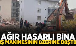 Malatya'da ağır hasarlı bina yıkılırken iş makinesinin üzerine devrildi