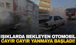 Trafik ışıklarında bekleyen otomobil alev aldı