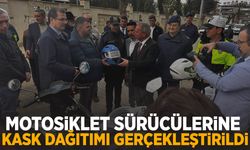 Manisa’da motosiklet sürücülerine kask dağıtıldı