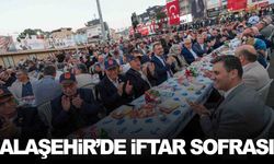 Alaşehir’de iftar sofrası… Başkanlar vatandaşlara aynı sofrayı paylaştı