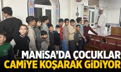 Manisa'da çocuklar camiye koşarak gidiyor