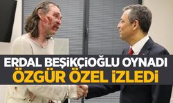 Özgür Özel, Erdal Beşikçioğlu'nun tiyatro oyununu izledi