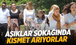 Gelenek: Genç kızlar ve erkekler köyde volta atarak eş arıyor