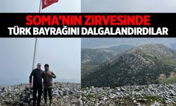 Manisa’da sırtlarında bayrakla 1100 rakıma tırmanıp Türk bayrağını diktiler!