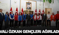 Vali Özkan gençlerden oluşan heyeti ağırladı