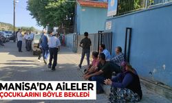 Manisa'da aileler çocuklarını böyle bekledi