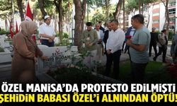 Özgür Özel, Manisa’da protesto edilmişti… Şehidin babası alnından öptü!