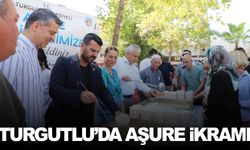 Turgutlu Belediyesi aşure dağıttı… Gelenek bu yıl da sürdü