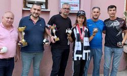 Şampiyon öğrenciye Beşiktaşlılar Derneğinden forma jesti