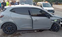 Park halindeki kamyona çarpan otomobilde 4 kişi yaralandı