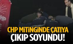 CHP mitinginde ilginç olay: Çatıya çıkıp soyundu