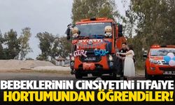 Bebeklerinin cinsiyetini itfaiye hortumundan öğrendiler!
