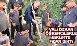 Yeni eğitim-öğretim yılına böyle ‘Merhaba’ dediler… Vali Özkan öğrencilerle birlikte fidan dikti