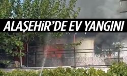Alaşehir’de ev alevlere teslim oldu!
