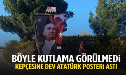Böyle kutlama görülmedi! Kepçesine dev Atatürk posteri astı