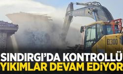 Sındırgı’da kontrollü yıkımlar devam ediyor