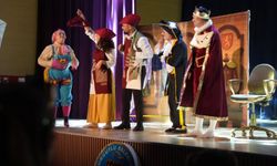 “Kral Çıplak” çocuk oyunu minik seyircilerle buluştu