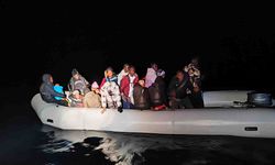 İzmir açıklarında hareketli operasyon: 42 düzensiz göçmen yakalandı, 24 göçmen kurtarıldı