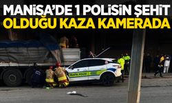 Manisa’da polis aracının tıra çarptığı kaza kamerada!
