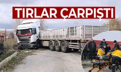 Afyonkarahisar’da tırlar çarpıştı! Boş yol felaketi önledi…