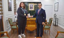 Kaymakam Güldoğan’dan şampiyon judocu Hilal Öztürk’e plaket