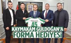 Kaymakam Güldoğan’a forma hediyesi