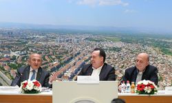 Manisa'da iş dünyası zirvesi! Konut imarı, trafik, sanayi parseli masaya yatırıldı!