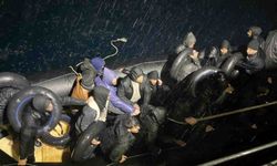 Karaburun açıklarında sürüklenen 26 düzensiz göçmen kurtarıldı