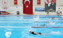 Bedensel engelli yüzücüler ve özel sporcuların yarışları ilgi gördü