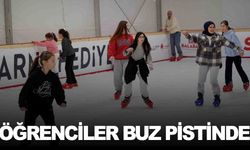 Manisalı öğrencilerin buz pisti keyfi