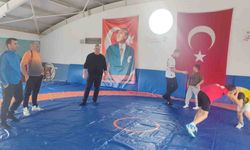 Sarıgöl’de ara tatilde güreş kursu devam ediyor